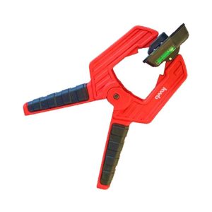 Abrazadera de resorte con dos niveles de burbujas en las mordazas de sujeción móviles.