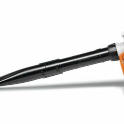 Sopladora a explosión STIHL BG 86 limpiando jardín profesional