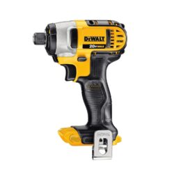 Atornillador de impacto a batería DeWalt ATOMIC DCF850B-B3 Brushless de 20V trabajando en espacios estrechos de carpintería