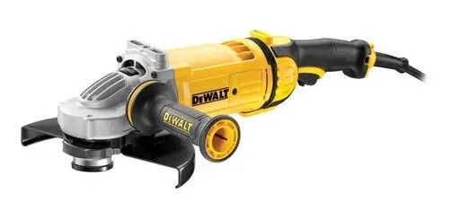 Amoladora angular eléctrica DeWalt DWE4557 de 2400W realizando trabajos de desbaste en metal